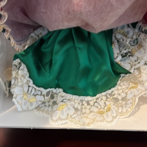 Madame Alexander's 8" Victorian Christmas #19970 - Picture 5 of 10